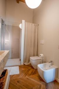 Un baño blanco con inodoro y lavabo. en ARTLOFT Charme&Relax, en Bérgamo 8 fotos más