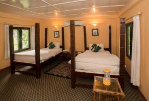 una camera d'albergo con due letti e un tavolo di Maruni Resort Pvt Ltd a Tikoli