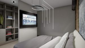 un salon avec un canapé blanc et une télévision dans l'établissement Apartments Pasalic, à Kaštela