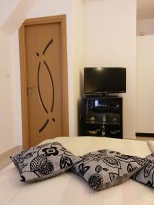 1 dormitorio con cama, puerta y TV en Studio Kairos, en Trogir