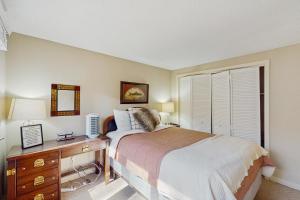 une chambre avec un lit, un bureau et une fenêtre dans l'établissement Hemlock Nob F35, à Sugar Mountain