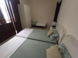 Postel nebo postele na pokoji v ubytování Male Dormitory Room
