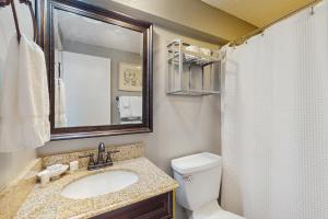 une salle de bain avec un lavabo, des toilettes et un miroir dans l'établissement Hemlock Nob F35, à Sugar Mountain 11 autres photos