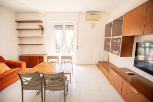 ロッツァーノにあるSmart Stay Humanitas&Assago Forumのリビングルーム(ダイニングテーブル、テレビ付)