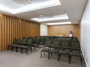 Área de negócios e/ou sala de conferências em Hplus Vision Executive