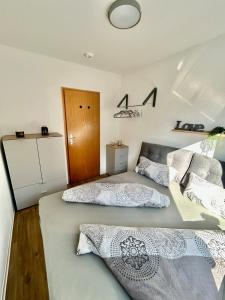 two beds in a room with two at Cottbus-Apartments - Grey I privat I Wifi I Küche in Cottbus +23 photos
