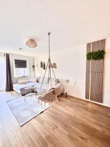 a living room with a hammock in a room at Cottbus-Apartments - Grey I privat I Wifi I Küche in Cottbus