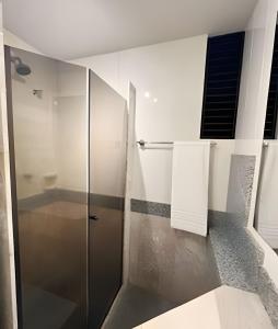 a shower with a glass door in a bathroom at Flat centro de Londrina - Vista incrível in Londrina