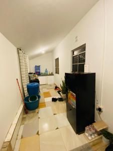 ein Wohnzimmer mit einem großen Zimmer mit einer Etage in der Unterkunft gustavo in Sokon + 3 Fotos