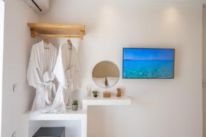 TV a/nebo společenská místnost v ubytování Kastraki Riviera