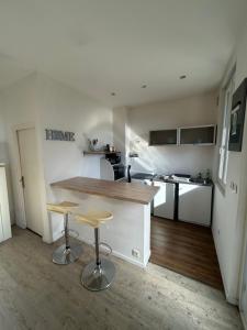 Kuchyň nebo kuchyňský kout v ubytování Studio cosy Lyon