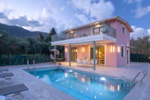 瓦西利基Valley House的一栋房子前面有游泳池