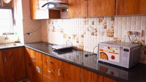 Kuchyň nebo kuchyňský kout v ubytování Modern Living in Utkal