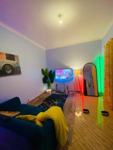 ein Wohnzimmer mit einem blauen Sofa und einem Spiegel in der Unterkunft gustavo in Sokon