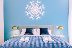 Ένα ή περισσότερα κρεβάτια σε δωμάτιο στο Piazza Mazzini Dolce Vita Suites +79 φωτογραφίες