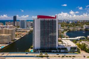 un edificio alto con una tapa roja encima en Steps from the beach 2B 2B Pool, Gym, and More, en Hallandale Beach