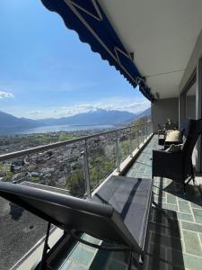 Vista generica sulle montagne o vista sulle montagne dall'interno della casa vacanze