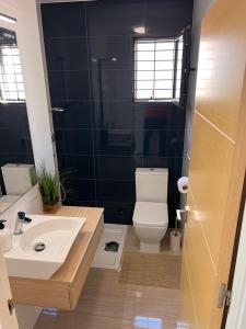 een badkamer met een wit toilet en een wastafel bij La Zenia12 in Orihuela +38 foto's