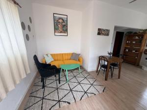 Posezení v ubytování A self catering guest cottage in Lagoa