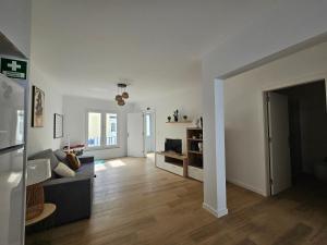 un soggiorno con un divano e un tavolo di BoaVista House 1 a Maia