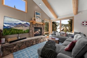 ein Wohnzimmer mit Sofa und Kamin in der Unterkunft 102 Mountain Lodge Way in Winter Park