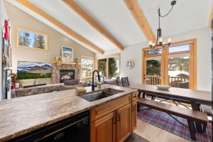 eine Küche mit Spüle und ein Wohnzimmer in der Unterkunft 102 Mountain Lodge Way in Winter Park