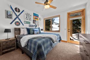 ein Schlafzimmer mit Bett und Deckenventilator in der Unterkunft 102 Mountain Lodge Way in Winter Park