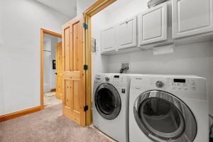 eine Waschküche mit Waschmaschine und Trockner in der Unterkunft 102 Mountain Lodge Way in Winter Park