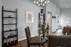 ein Esszimmer mit Glastisch und Stühlen in der Unterkunft Mesquite Desert Bungalow in Palm Springs