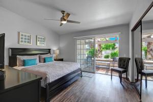 ein Schlafzimmer mit Bett und Deckenventilator in der Unterkunft Mesquite Desert Bungalow in Palm Springs