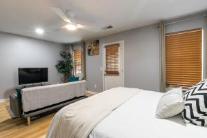 Ένα ή περισσότερα κρεβάτια σε δωμάτιο στο Chic Suite 25 Minutes From Midtown ATL and Airport
