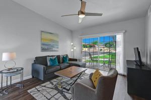 ein Wohnzimmer mit Sofa und Tisch in der Unterkunft Mesquite Desert Bungalow in Palm Springs