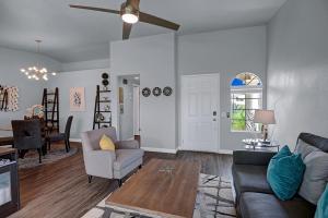 ein Wohnzimmer mit Sofa und Tisch in der Unterkunft Mesquite Desert Bungalow in Palm Springs + 18 Fotos