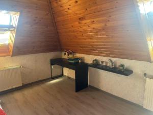 una scrivania in una camera con soffitto in legno di 苹果酒店 a Budapest