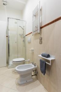 a bathroom with a toilet and a shower and a sink at Il Piccolo Etrusco-Centro Storico in Arezzo +14 photos