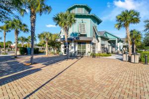 une maison avec des palmiers devant dans l'établissement 245 Captains Quarters, à Île de Hilton-Head