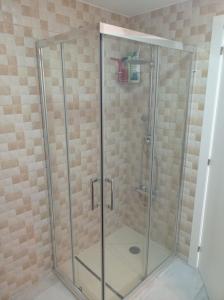 una ducha con mampara de cristal en un baño en Apartamento El Castillo, en Fuengirola 22 fotos más