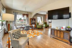 蒙特罗斯1 Block to Main St Charming Montrose Home with Yard的配有平板电视的客厅
