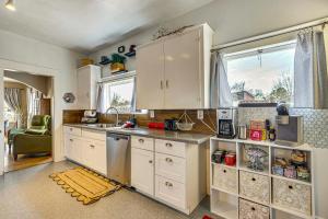 1 Block to Main St Charming Montrose Home with Yard的厨房或小厨房