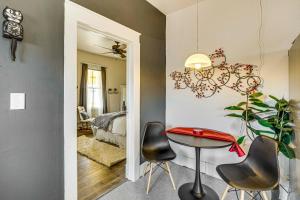 1 Block to Main St Charming Montrose Home with Yard的休息区
