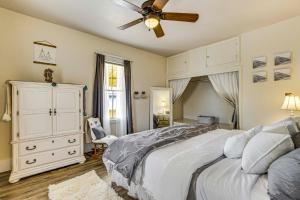 1 Block to Main St Charming Montrose Home with Yard客房内的一张或多张床位