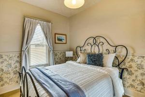 蒙特罗斯1 Block to Main St Charming Montrose Home with Yard的一间带大床和窗户的卧室