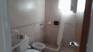 Un baño con ducha, inodoro y lavabo. en Bienvenidos viajeros, en Chajarí