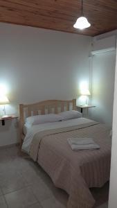 Un dormitorio con una cama grande con dos lámparas. en Bienvenidos viajeros, en Chajarí