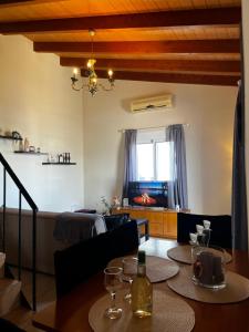 ein Esszimmer mit einem Tisch und einem Sofa in der Unterkunft Hidden Loft in Preveza