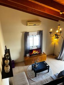 ein Wohnzimmer mit Sofa und Kamin in der Unterkunft Hidden Loft in Preveza + 9 Fotos