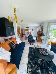 - un salon avec un canapé et des tables dans l'établissement Ty Névez, à Sibiril