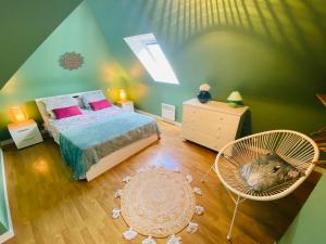 - une chambre avec un lit, un ventilateur et une commode dans l'établissement Ty Névez, à Sibiril 20 autres photos