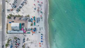 een bovenaanzicht van een strand en de oceaan bij Penthouse On The Bay 4002 in Bonita Springs