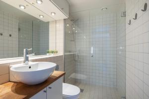 Koupelna v ubytování DINBNB Apartments l Tollbugata Retreat l Rooftop l Smart-TV l 6 Guests